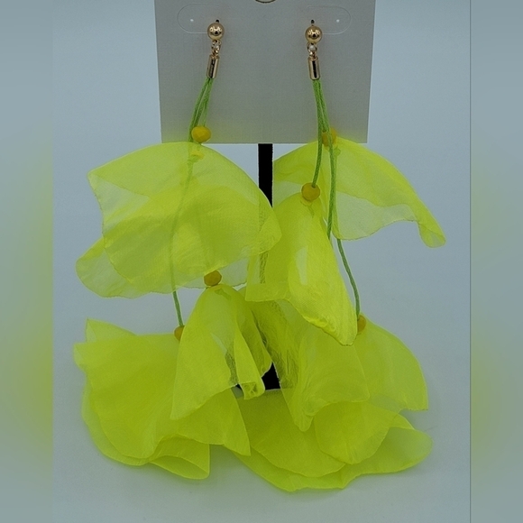 Stella & Ruby Neon Yellow Green Fabric Floral Earrings NEW #1292 - Picture 6 of 9